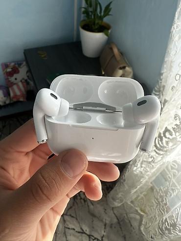 Apple AirPods Pro с беспроводным зарядным футляром - Активное