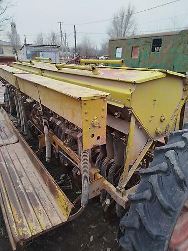 Зерновые сеялки: Зерновая сеялка прицепная жёлтый 250тыс. красный 250тыс Описание: - — 9