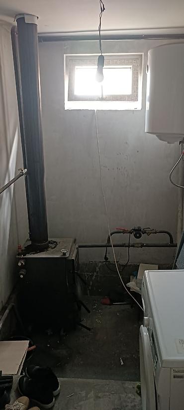 Продажа коттеджей и домов: Продаётся жилой дом с участком 4 соток. Находится в Ак Ордо 3, близко — 13