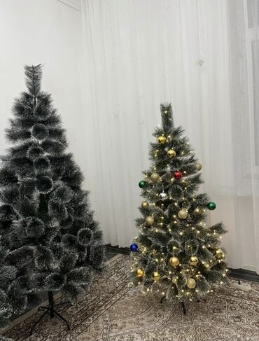 Ёлки: Искусственная новогодняя ёлка с шишками и ягодами, на металлической — 4