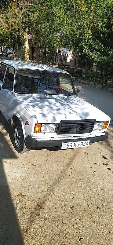 w202 kardan: VAZ 2107, ağ rəng, sedan kuzov. Texniki xüsusiyyətlər: - Sürətlər — 1