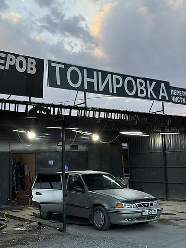 тонировка авто: Услуги тонировки автомобилей. На фото показан процесс выполнения — 1