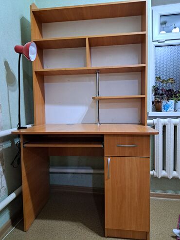 ученический стол для дома: Продаю комплект мебели (б/у). Школьный стол с ящиками (высота 185см