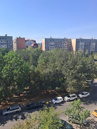 панорама отдых: Светлая комната с большим окном и видом на зелень и город — 9