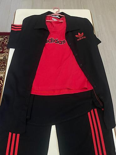 xonca desti: Adidas idman dəsti – 3 hissəli - Rəng: qara-qırmızı - Komplekt: qolsuz — 1