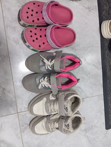 отдам даром обувь: Кроксы размер 34-35 кроссовки Деми 36 кроссовки зимние 36 три пары