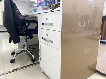 Kassa avadanlığı: Mağaza üçün kassir/qarşılama masası - Rəng: qızılı-bej korpus, ön — 4