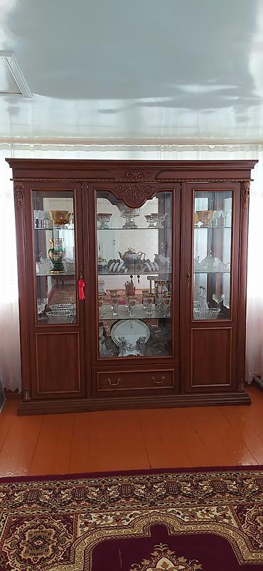бак для воды: Klassik üslubda vitrinli bufet - Material: tünd qoz rəngli MDF/taxta — 1