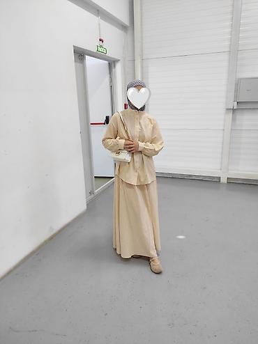 крой брюки: Комплект в бежевом цвете в стиле modest: - Длинная расклёшенная юбка в — 1