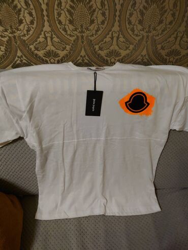 Köynəklər: Магазин закрылся в наличии осталось много качественных футболок — 4