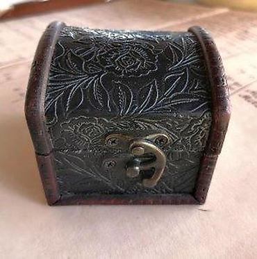 Stare vaze i dekor: Mali drveni kovčežić. Mali drveni kovčežić sa metalnim šarkama i — 7