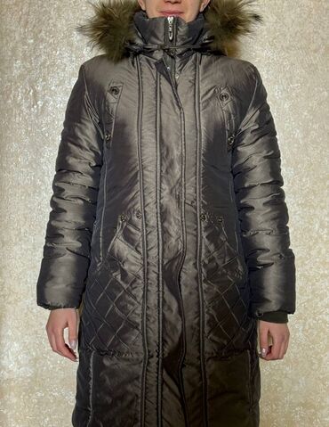 Пуховики и зимние куртки: Продам женскую зимнюю куртку. Мех натуральный енот, покупала дорого