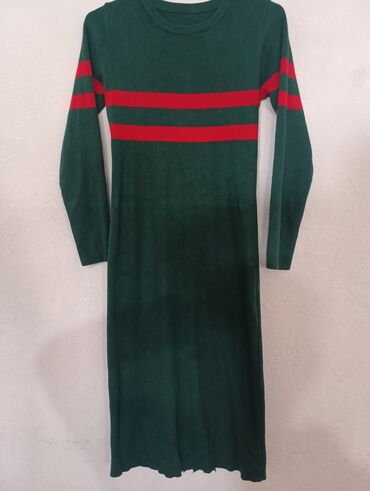 теплое платье с длинным рукавом: Платье-трикотаж миди - Цвет: темно‑зеленый с двумя ярко‑красными