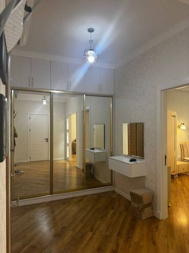 Uzunmüddətli kirayə mənzillər: Ağ şəhərdə 2 otaqlı əla təmirli mənzil kirayə verilir. Mənzil tam — 18