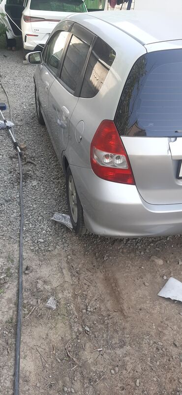 продам автомобиль в рассрочку: Автомобиль Honda Fit, серебристого цвета, с просторным салоном и