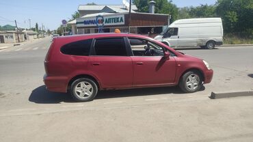 кухня на колесах: Красный минивэн Honda Stream, подходящий для семейных поездок и