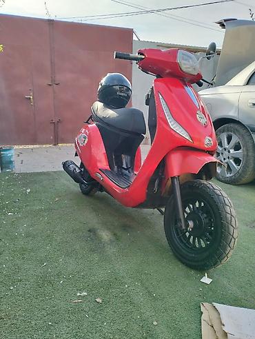 dort tekerlekli motor: Qırmızı rəngli şəhər skuterı - Gövdə: kompakt və yığcam korpus — 5
