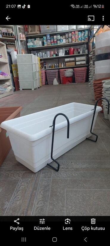 Bitkilər üçün dibçəklər: Dibcek dibcek qabi asma kvadrat balkon ag gul qabi asilan balkon — 3