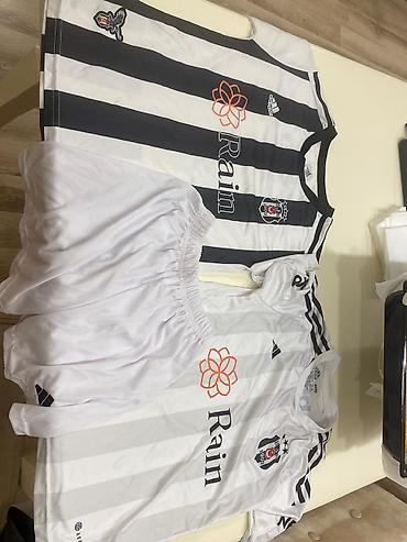 Мужская одежда: Beşiktaş temalı Adidas futbol forması dəsti. Şəkildə 2 ədəd forma və 1 — 1