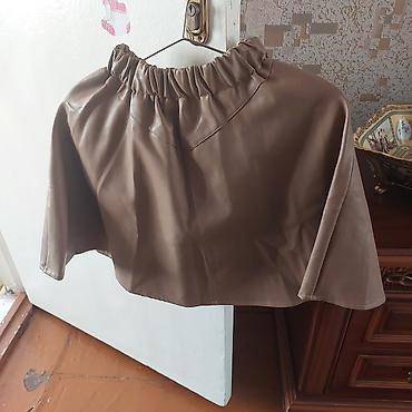 Plaşlar: Qəhvəyi rəngdə qısa plaş/ponço tipli üst geyimi - Material: dəri — 1