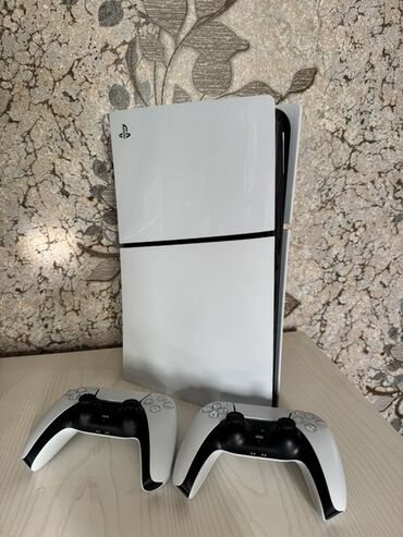 игры на плейстешн: Игровая консоль PlayStation 5 в белом цвете с двумя геймпадами