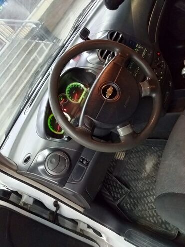 Chevrolet: Chevrolet Aveo LS sedan – ağ rəng, 4 qapı. Əsas xüsusiyyətlər: - — 4