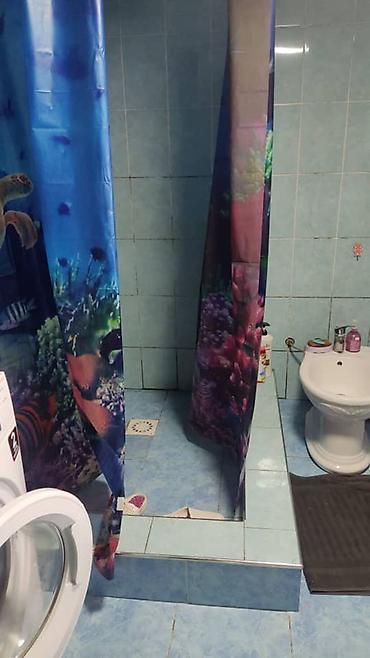 Продажа коттеджей и домов: Продается одноэтажный дом с закрытым двором и хозпостройками. - — 16