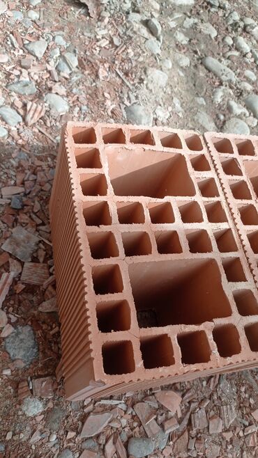 Kərpiclər: Keramzitli boşluqlı kərpic (blok) Məhsul təsviri: - Material: Yüksək — 10