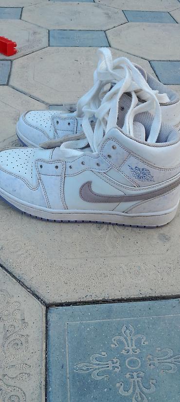 Айымдардын бут кийими: Кроссовкалар, 38, Air Jordan, Жаңы, түсү - Ак, Акылуу жеткирүү — 1