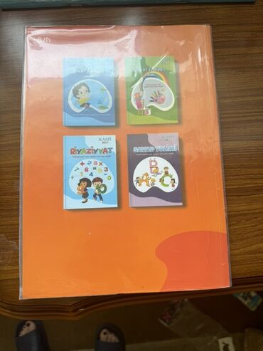 Digər məktəb dərslikləri: 1-ci sinif şagirdləri üçün nəzərdə tutulmuş, "Azərbaycan dili Hüsnxət" — 10