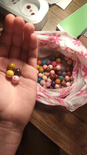 Muncuqlar: Qolbağlar təbii daşlardan. qiymət daşa və ölçüyə gorə. Muncuq dəsti – — 14