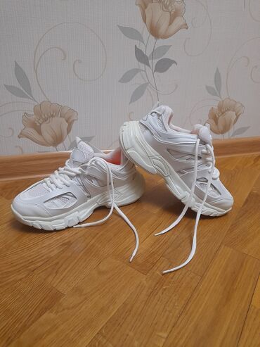 Кроссовки и спортивная обувь: 39, цвет - Белый, Новый