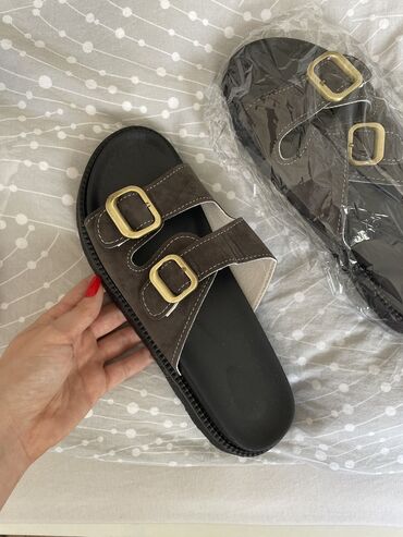 sandale crne: Nove papuce 
40 br