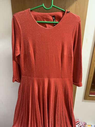 красные вечерние платья: Вечернее платье, Длинная модель, С рукавами