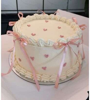 Tortlar: Ad günü üçün dizayn tortları - Zərif “Happy Birthday” yazılı klassik — 4