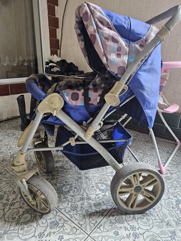 детская трехколесная коляска: Коляска, цвет - Голубой, Б/у