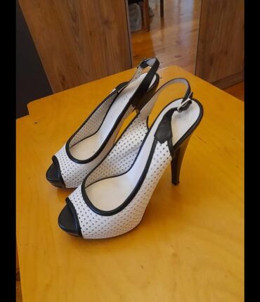 CD, DVD disklər və kassetlər: 1-i,1,azn. M,38,(R) İşlənmiş. 20,ədəddən,aşağı,mal,satılmiır — 27