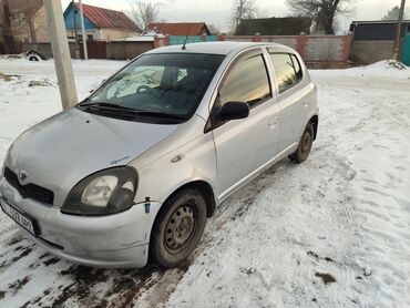 Toyota: Toyota Vitz: 2001 г., 0.1 л, Автомат, Бензин, Седан