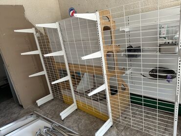 солнечный апарат: Комплект торгового оборудования, включающий решетчатые панели с белыми