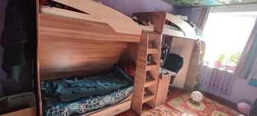 двухъярусная кровать со столом и шкафом внизу: Продаются детские двухъярусные кровати в хорошем состоянии. В