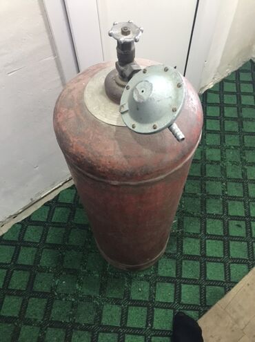 Samovarlar: Qırmızı rəngdə, metal materialdan hazırlanmış bu qaz balonu, yuxarı
