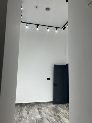 Restoran, kafelər: İcarəyə obyekt – şəhər mərkəzində, tarixi binaların sırasındakı küçədə — 24