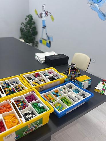 Ofis dəst mebeli: Ofis mebelləri dəsti - Resepsiyon stolu: Ön hissəsi ağ və taxta — 15