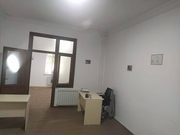 Ofislər: Nərimanov metrosuna yaxın təmirli 4 otağlı ofis 5 mərtəbəli binanın — 2