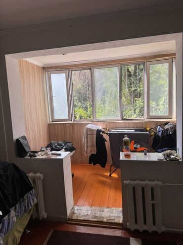 продам 3 х ком кв в мкр: 1 комната, 32 м², 104 серия, 2 этаж, Косметический ремонт