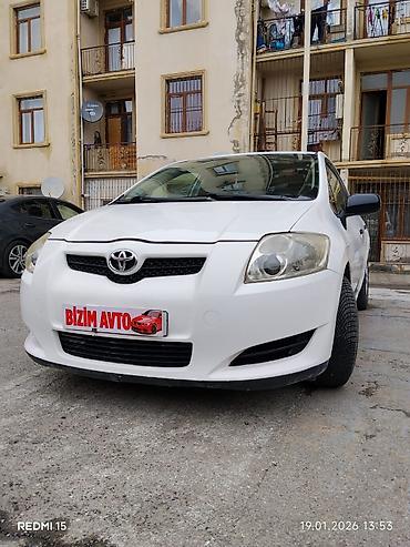 Toyota: Toyota Auris, ağ rəng, hetçbek kuzov. Əsas xüsusiyyətlər: - 5 qapı — 1