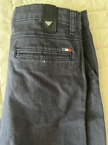 boş şalvarlar: Armani jeans
11-12 yaw uchun