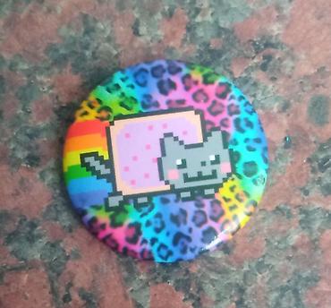 Значки, ордена и медали: Продаю значки 2 фигурные пластиковые, остальные круглые — 5