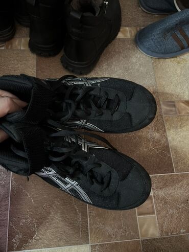 Кроссовки и спортивная обувь: Продаю обувь на мальчика, 37 размер. Все в отличном состоянии. Цена — 3