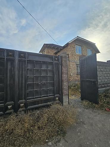 Үйлөрдү сатуу: 4 бөлмө, 180 м², 4 соток, Бишкек, Ак-Ордо 3 ж/м Менчик ээси — 2